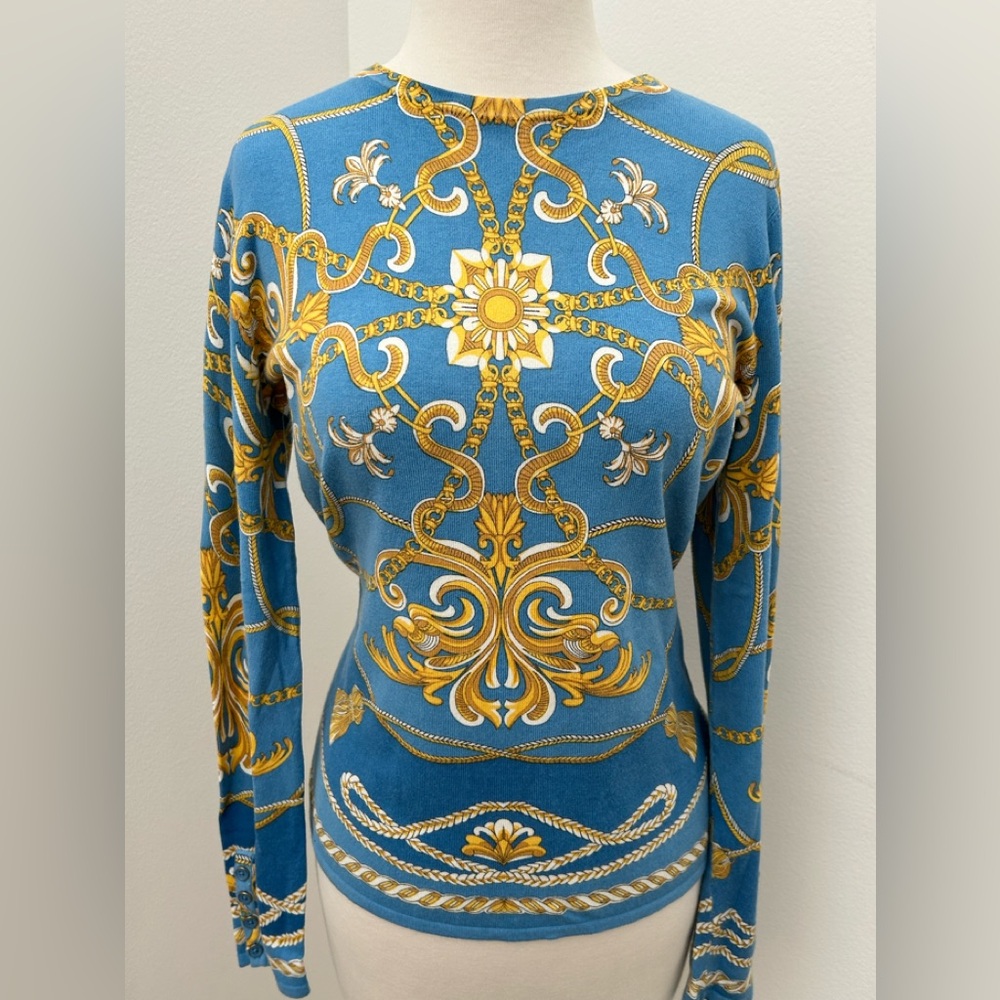 J. McLAUGHLIN SIGNATURE PRINTED KNIT CREWNECK TOP WITH BUTTON DETAIL